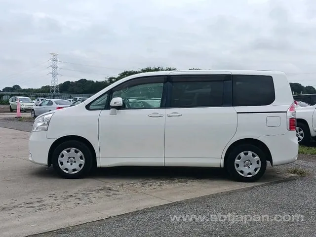 Toyota Noah 2010 photo 4
