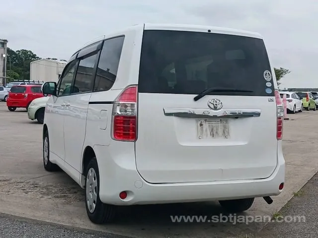 Toyota Noah 2010 photo 5