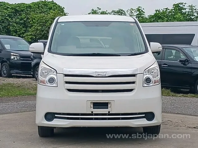 Toyota Noah 2010 photo 2