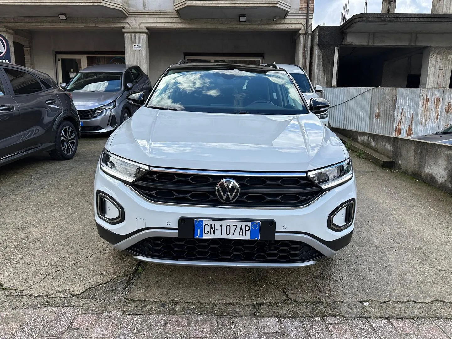 Volkswagen T-Roc 2023 photo 2