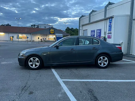 BMW 523I