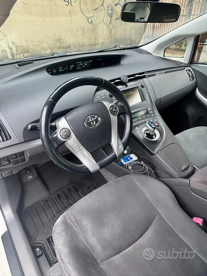 Toyota Prius 2011 photo 2