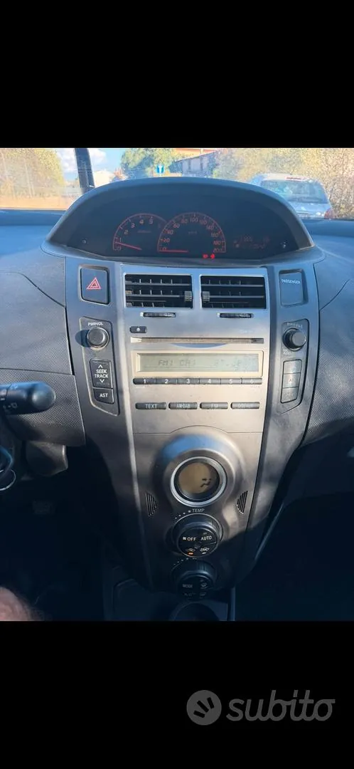 Toyota Yaris 2011 photo 5