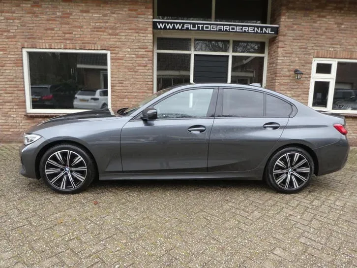 BMW 3 Series 2019 photo 2