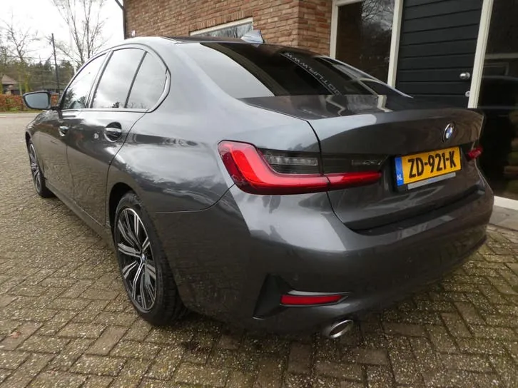 BMW 3 Series 2019 photo 3