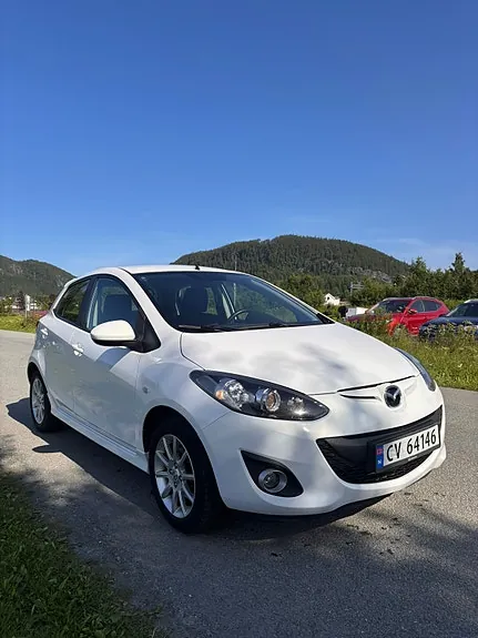 Mazda 2 2012 photo 2