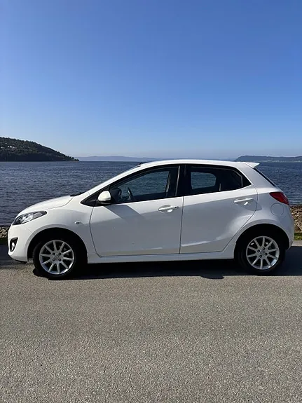 Mazda 2 2012 photo 3