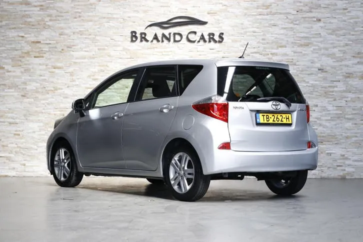 Toyota Verso-S 2012 photo 2