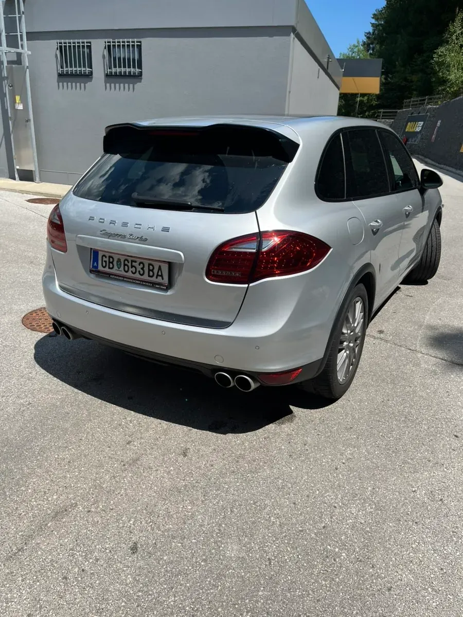 Porsche Cayenne 2011 photo 2