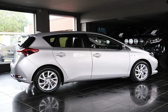 Toyota Auris 2018 photo 2