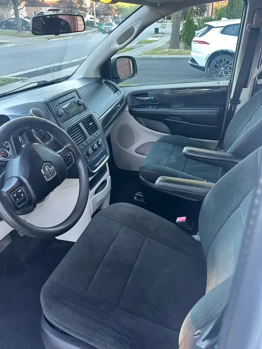 Dodge Grand Caravan 2012 photo 2