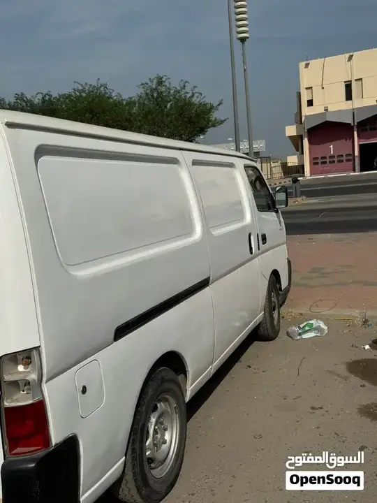 Nissan Urvan 2003 photo 2