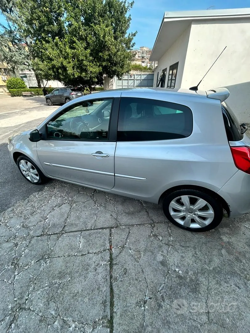 Renault Clio 2012 photo 2