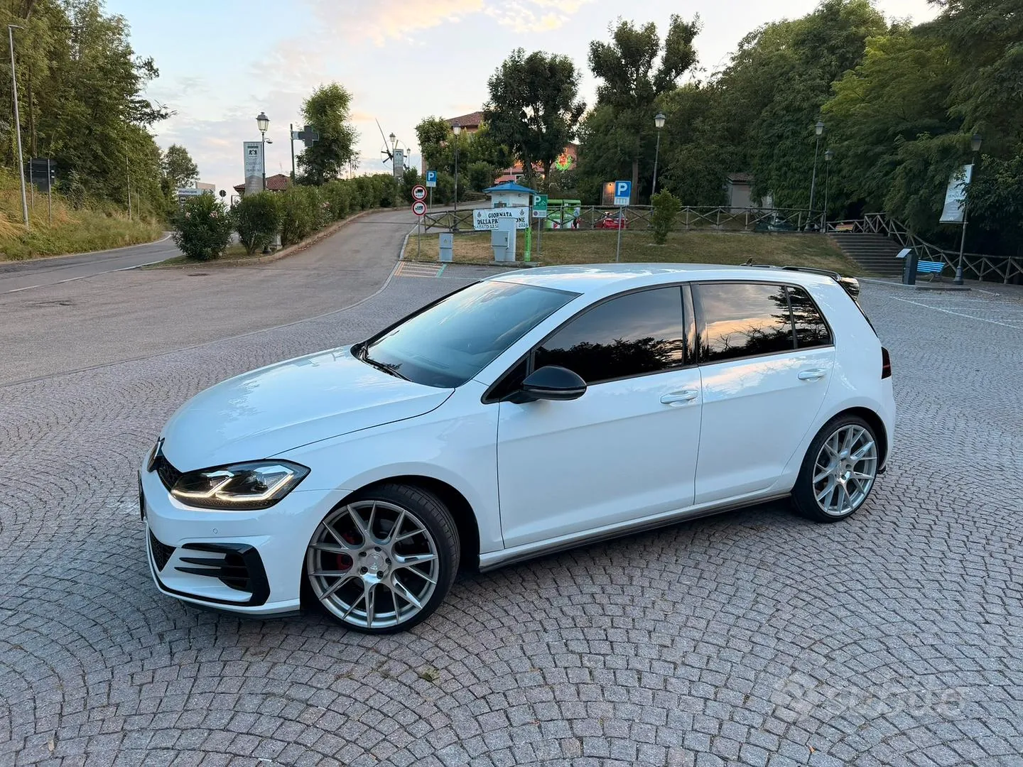 Volkswagen Golf 2023 photo 2