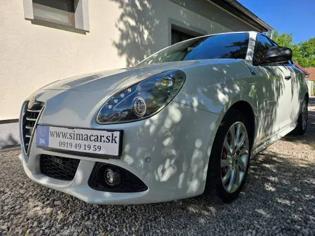 Alfa Romeo Giulietta 2014 photo 2