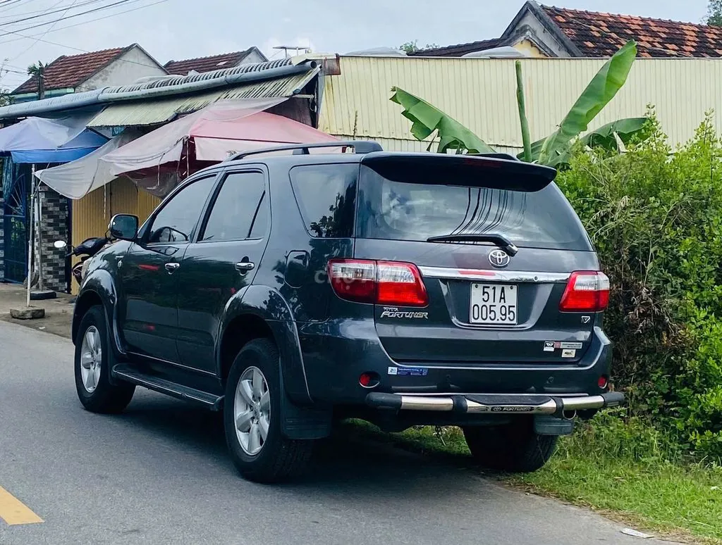Toyota Fortuner 2010 photo 2