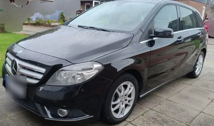 Mercedes-Benz B 180