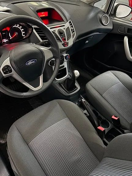 Ford Fiesta 2012 photo 2
