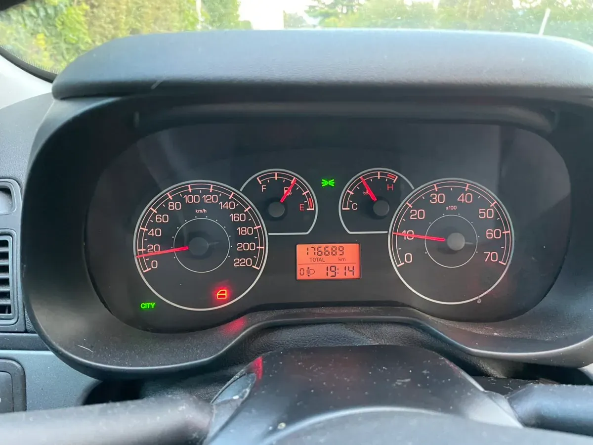 Fiat Grande Punto 2009 photo 3