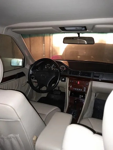 Mercedes-Benz E220 1994 photo 4