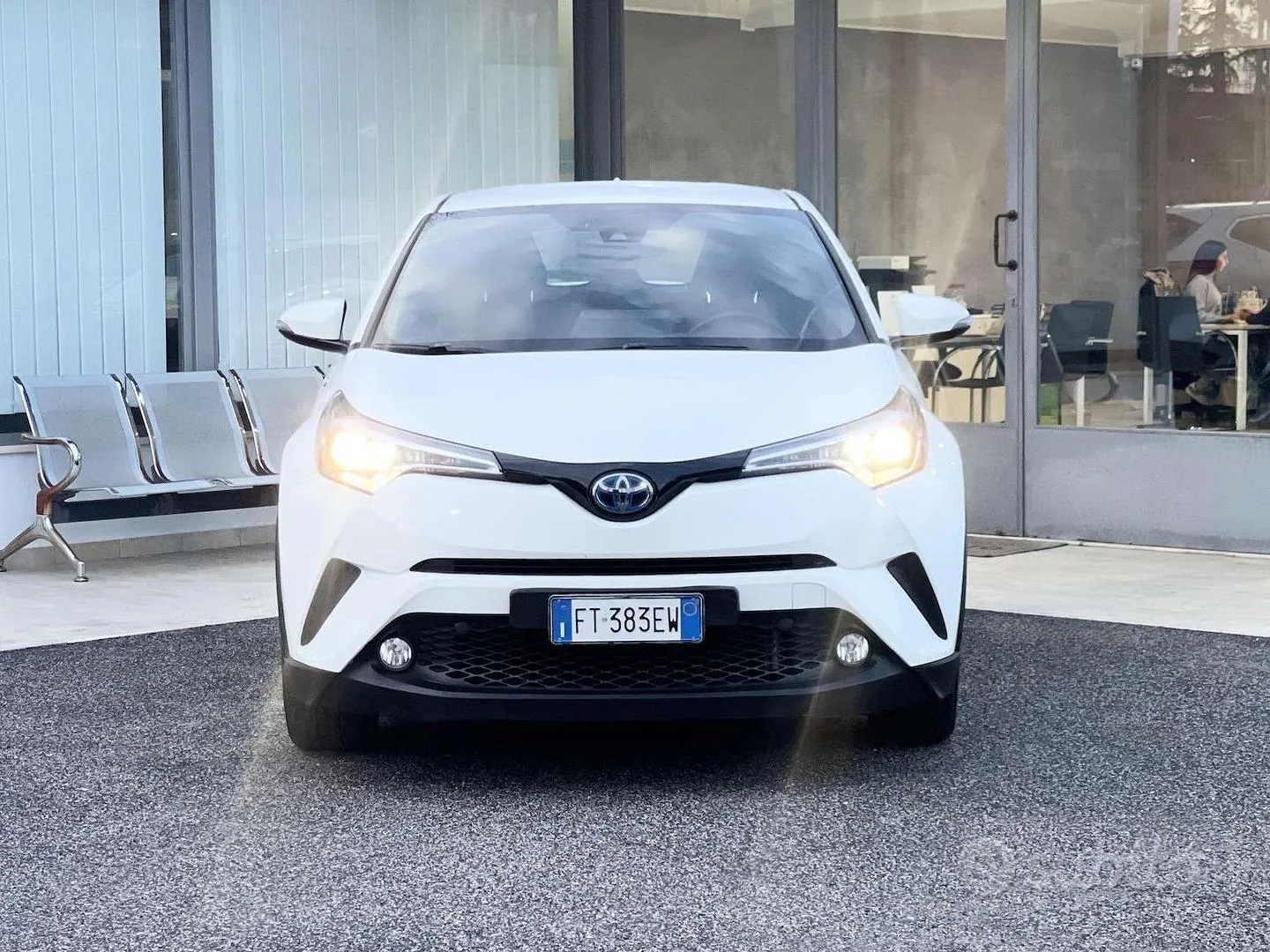 Toyota C-Hr 2018 photo 2