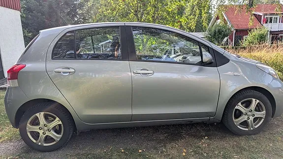 Toyota Yaris 2010 photo 2