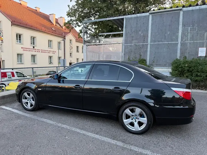 BMW 5 Series 2009 photo 2