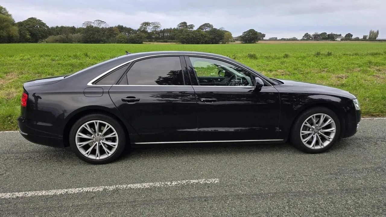 Audi A8 2012 photo 2