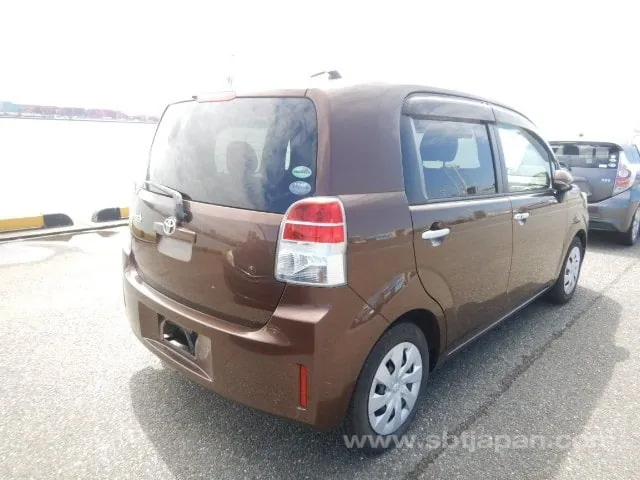 Toyota Spade 2015 photo 4