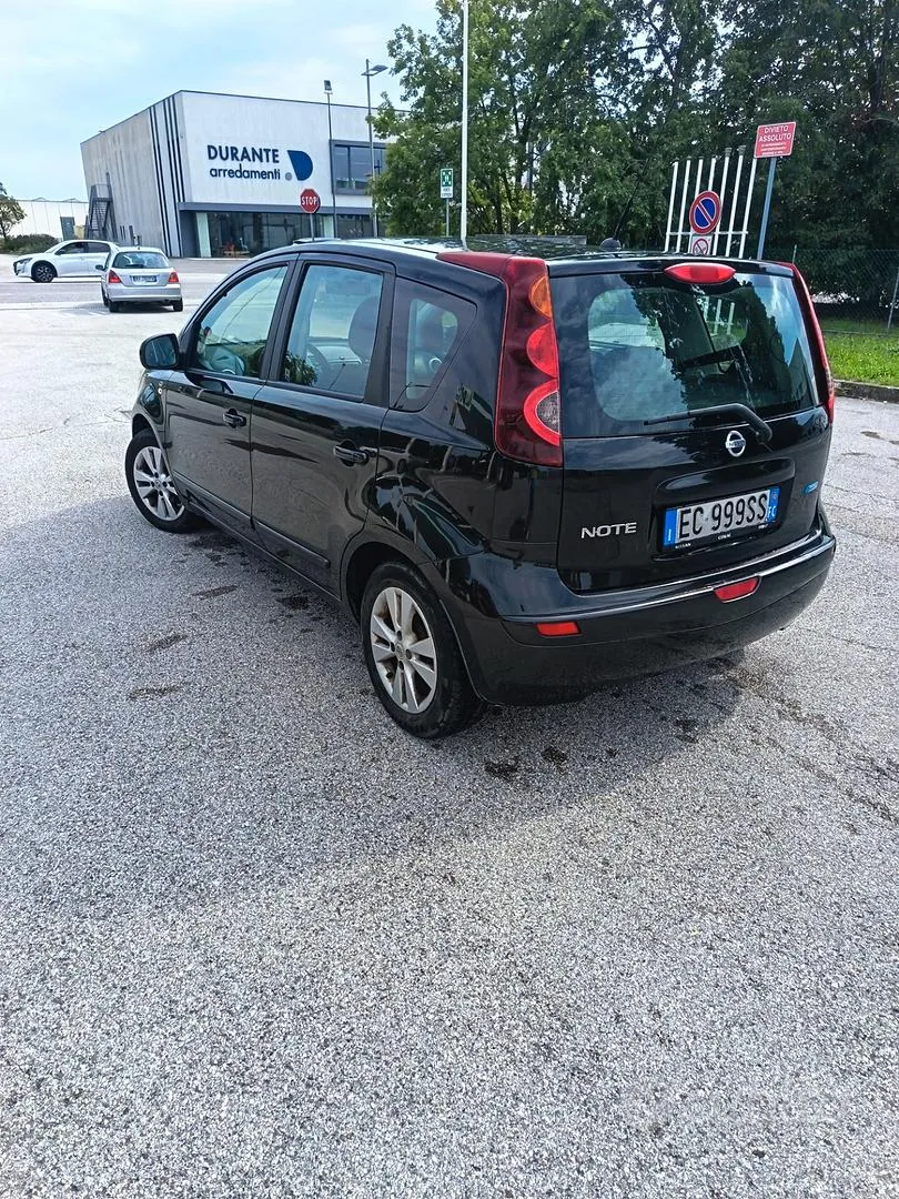 Nissan Note 2010 photo 2