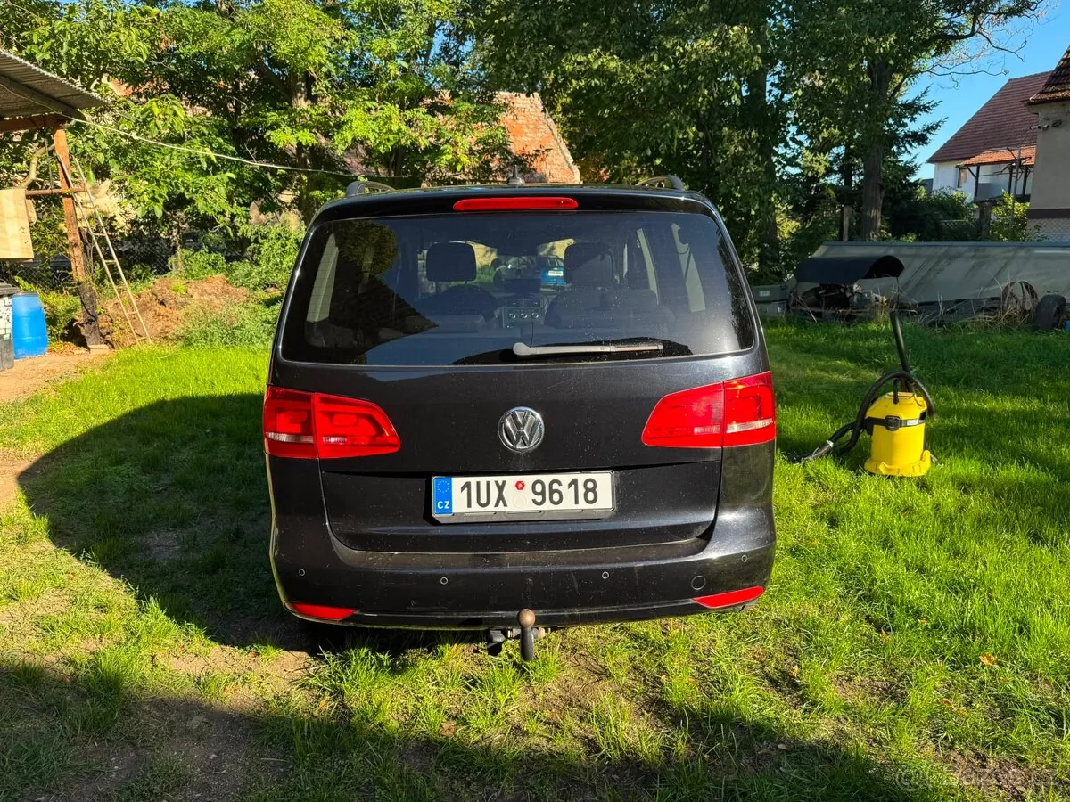 Volkswagen Touran 2012 photo 2