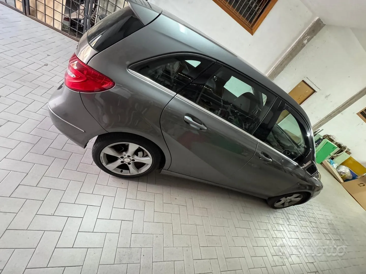 Mercedes-Benz B 180