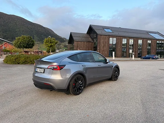 Tesla Model Y 2025 photo 5