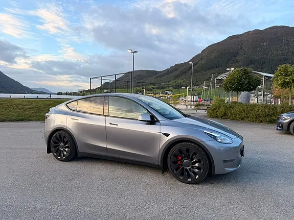 Tesla Model Y 2025 photo 2