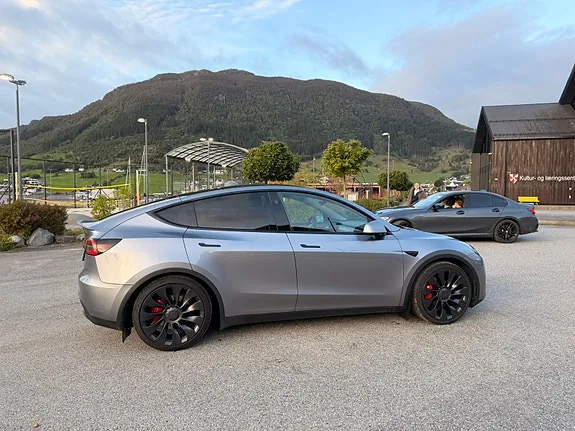 Tesla Model Y 2025 photo 3