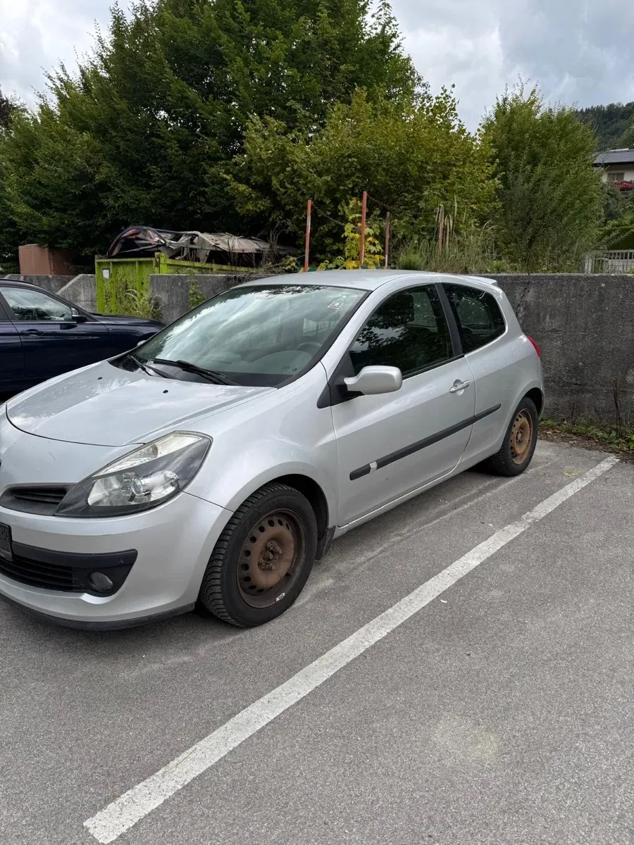 Renault Clio 2006 photo 2