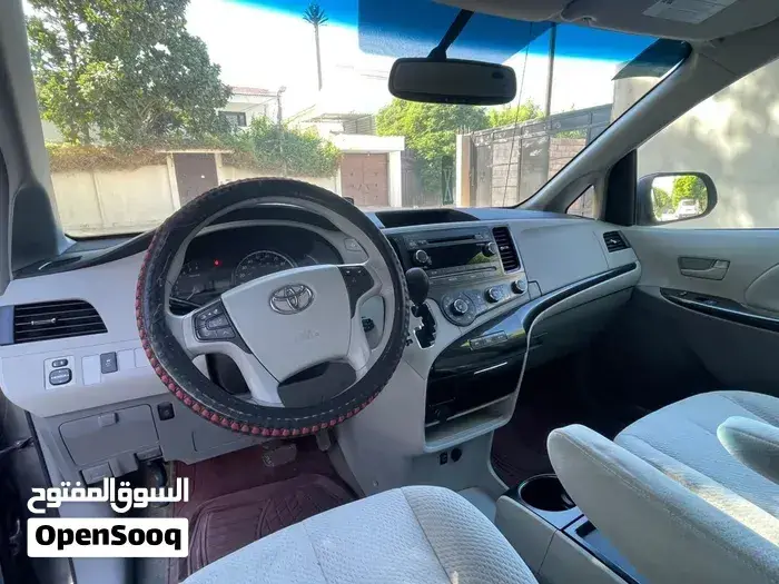 Toyota Sienna 2014 photo 2