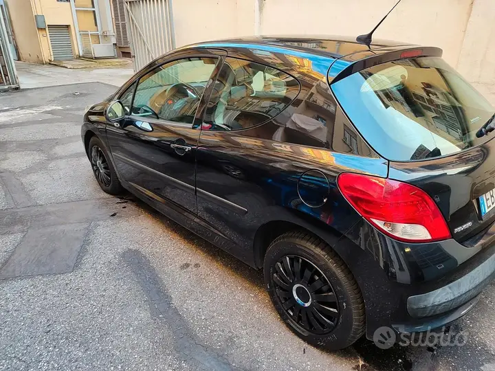 Peugeot 207 2010 photo 2