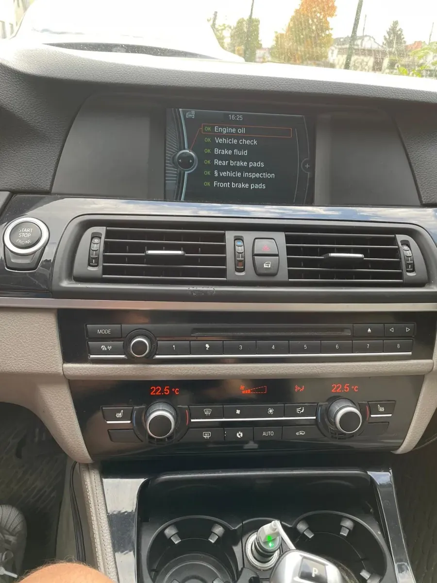 BMW 5 Series 2010 photo 2