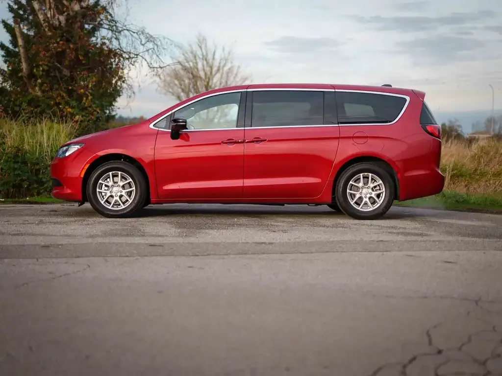 Chrysler Grand Caravan 2026 photo 3