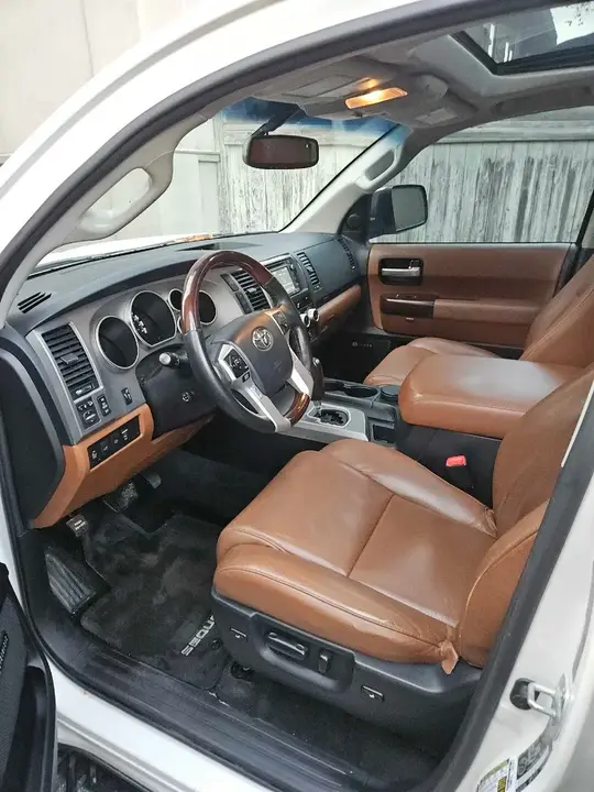Toyota Sequoia 2015 photo 2
