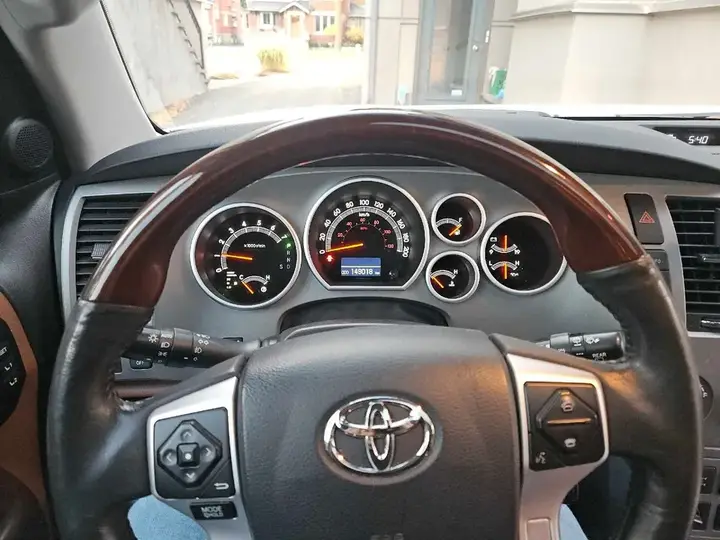 Toyota Sequoia 2015 photo 3