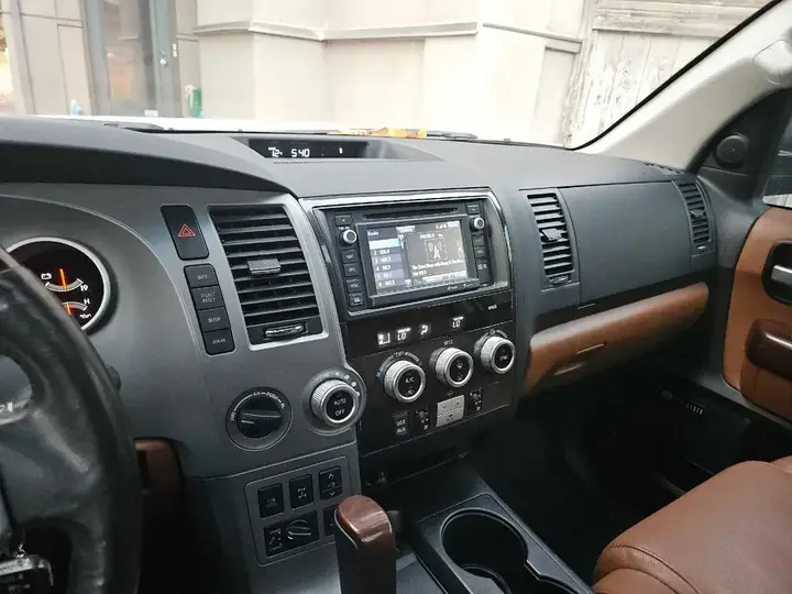 Toyota Sequoia 2015 photo 4
