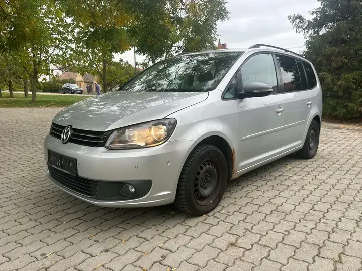 Volkswagen Touran 2011 photo 2