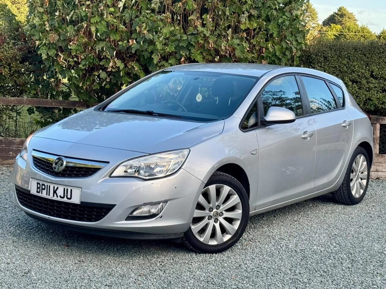 Vauxhall Astra 2011 photo 3