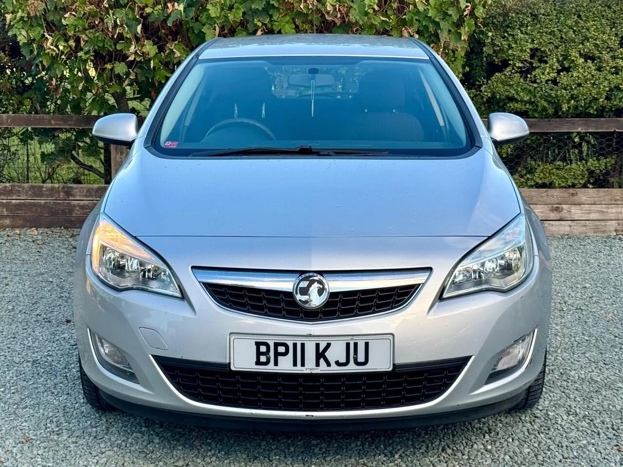 Vauxhall Astra 2011 photo 2