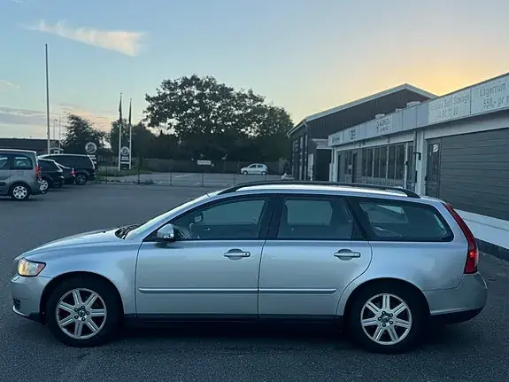 Volvo V50 2011 photo 2