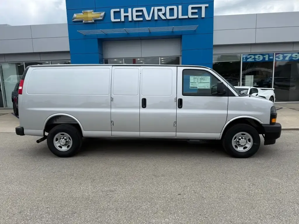 Chevrolet Express 2500 2026 photo 2