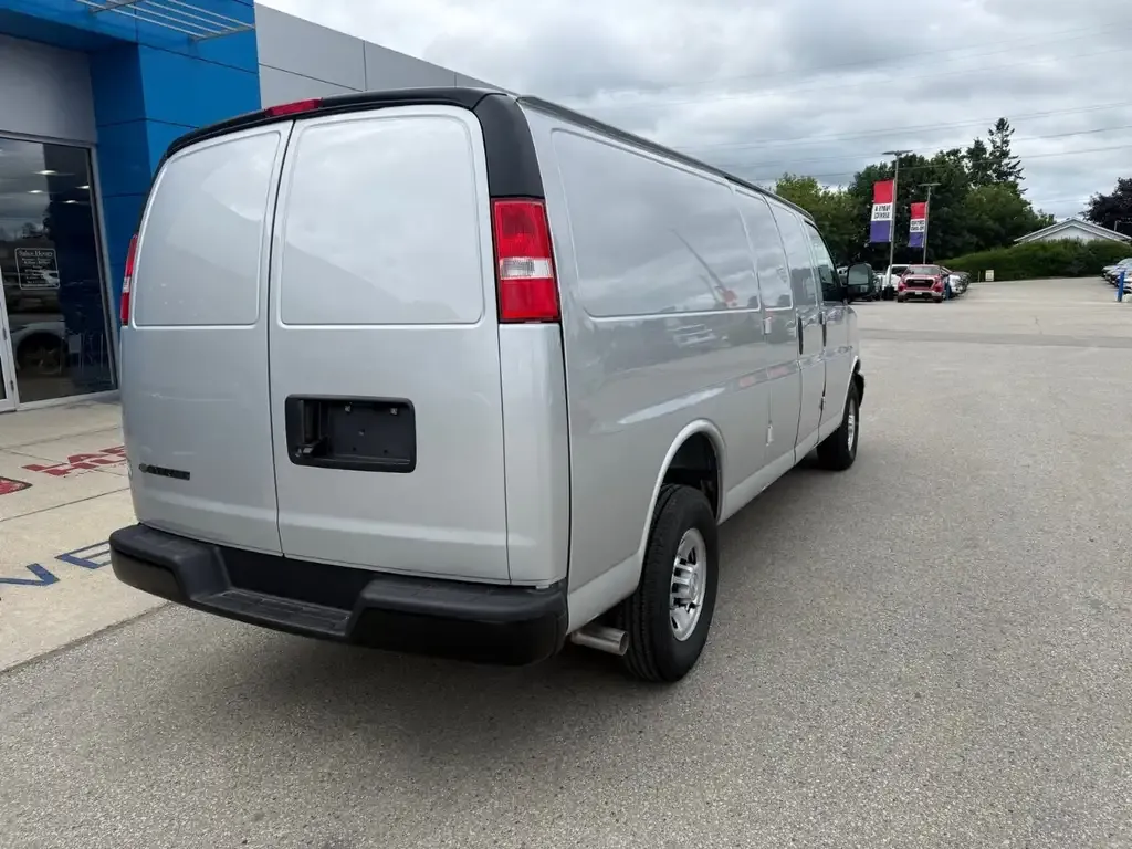 Chevrolet Express 2500 2026 photo 3