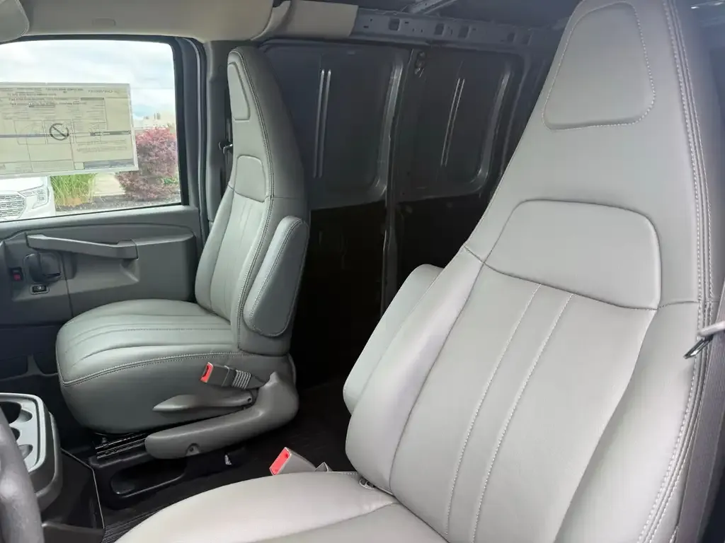Chevrolet Express 2500 2026 photo 5